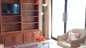 4-Bedroom Condo with Sea View | ห้องนั่งเล่น | ทีวีจอแบน 32 นิ้ว พร้อมช่องเคเบิล, ทีวี