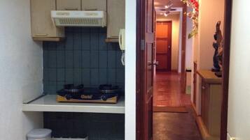 4-Bedroom Condo with Sea View | ครัวขนาดเล็กส่วนตัว | ตู้เย็นขนาดใหญ่, ไมโครเวฟ, เตาประกอบอาหาร, กาต้มน้ำไฟฟ้า