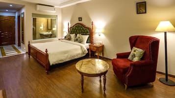 ルーム | デスク、可動式ベッド、WiFi (無料)、ベッドシーツ