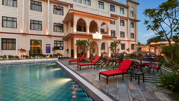 Ein Hotel mit Schwimmbad, Außenbereich und traditioneller Architektur.