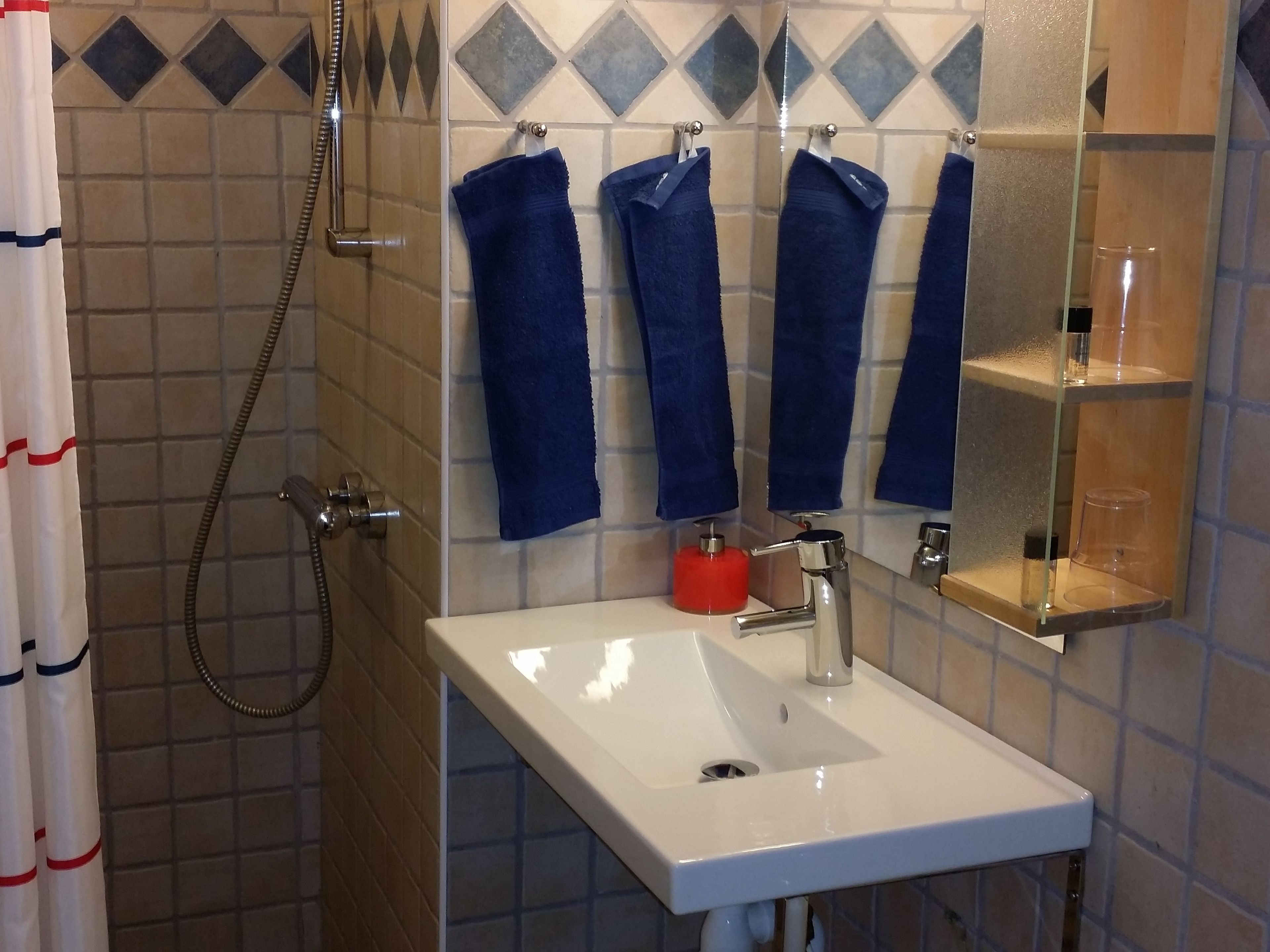 double room | bathroom | shower, free toiletries, hair dryer, towels