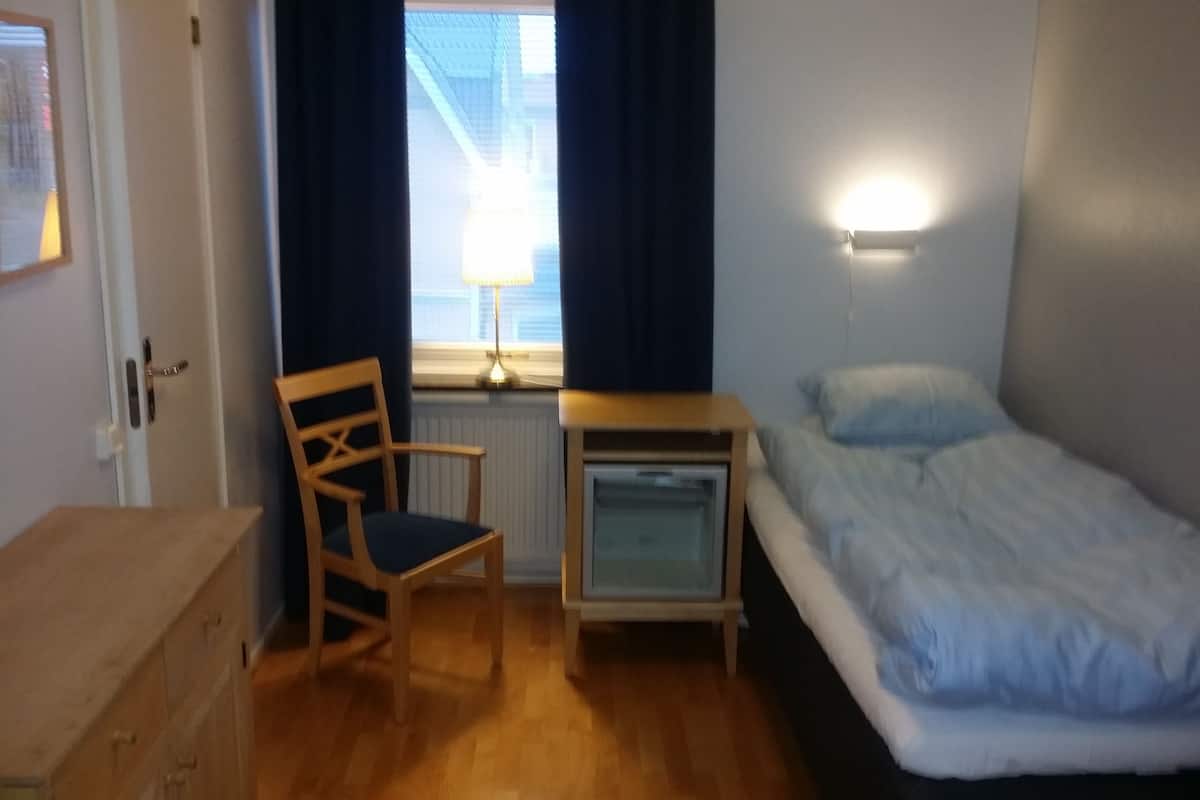 single room | desk, blackout curtains, iron/ironing board, free cots/infant beds