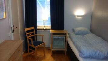 Bureau, rideaux occultants, fer et planche Ă repasser