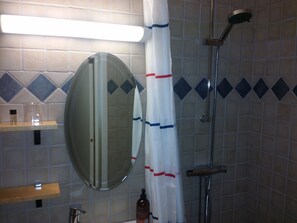 Single Room | Bathroom | Shower, free toiletries, hair dryer, towels - Hotel Emanuelssons (Tidaholm)