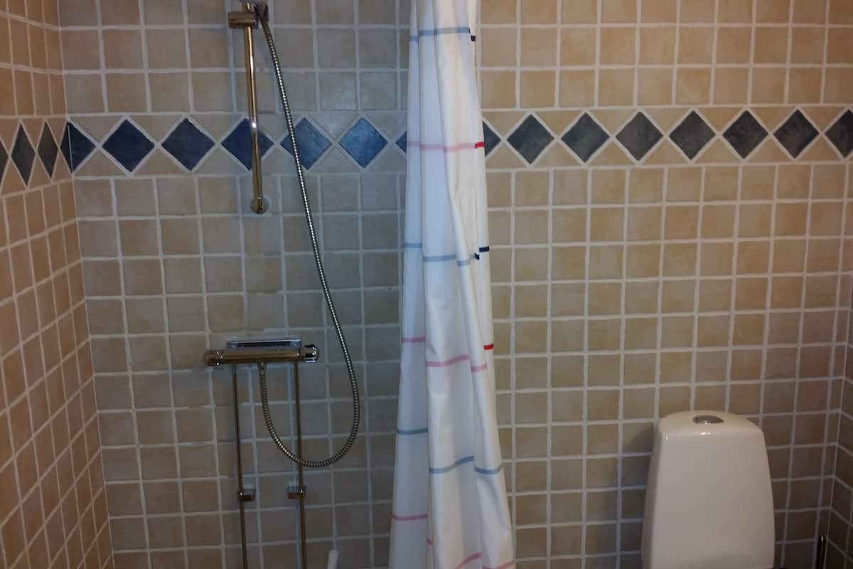 double room | bathroom | shower, free toiletries, hair dryer, towels