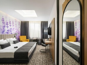 Minibar, Zimmersafe, Schreibtisch, Bügeleisen/Bügelbrett