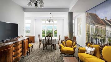 Minibar, in-room safe, desk, iron/ironing board