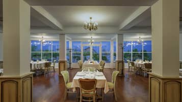 Breakfast, lunch, dinner served; international cuisine