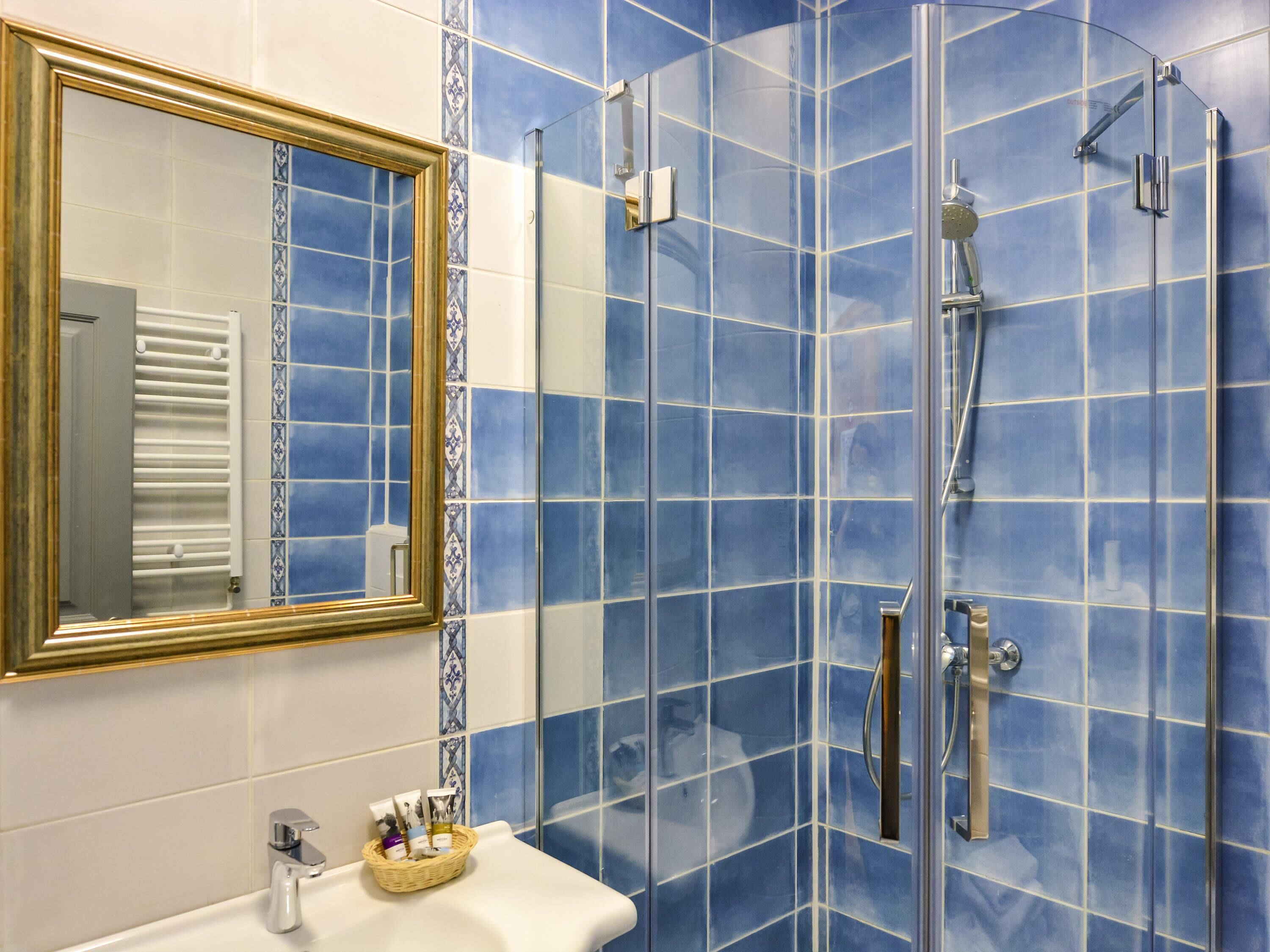 Habitación doble clásica, 1 cama matrimonial y sofá cama | Minibar, caja de seguridad en la habitación y escritorio 