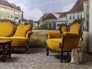 มินิบาร์, ตู้นิรภัยในห้องพัก, โต๊ะทำงาน, เตารีด/โต๊ะรีดผ้า