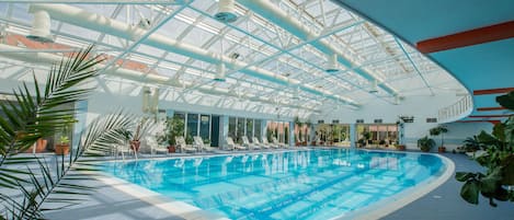 Sisäuima-allas, aurinkotuoleja