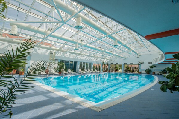 Indoor pool, pool loungers