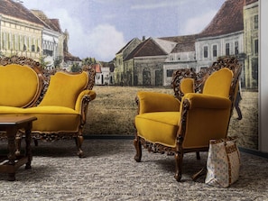 Minibar, caixa forta a l'habitació i escriptori