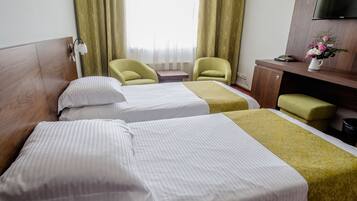 Minibar, coffres-forts dans les chambres, bureau