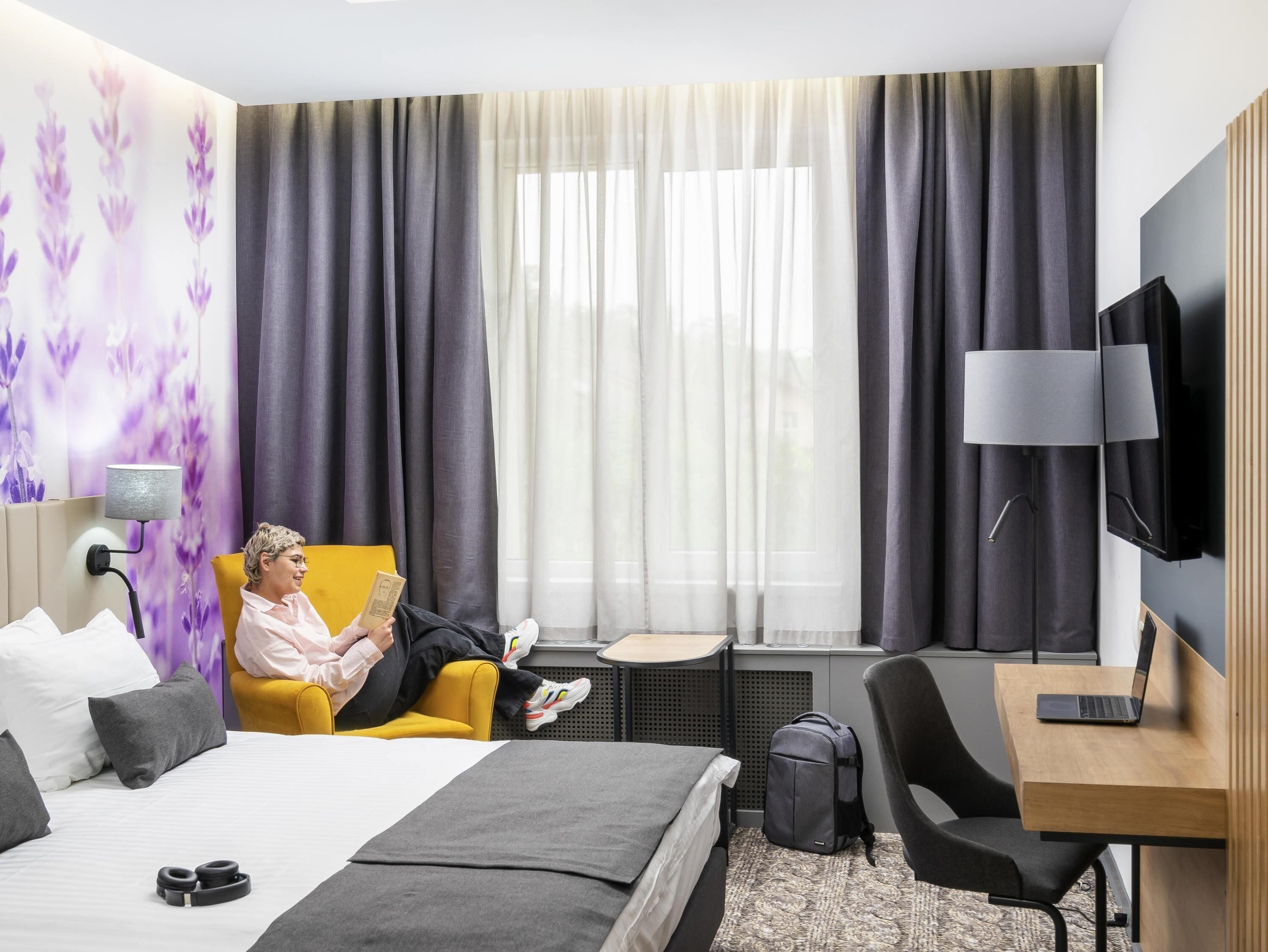 Minibar, caja de seguridad en la habitación y escritorio 