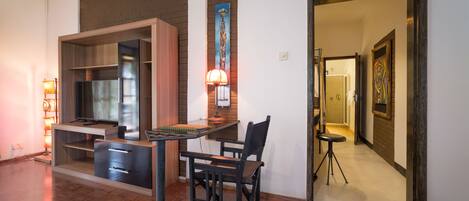 Una cocina moderna con un refrigerador empotrado, armarios de madera y un comedor con mesa y sillas.