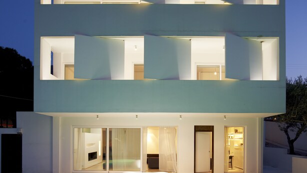 Un immeuble moderne à plusieurs étages doté d’une piscine extérieure.