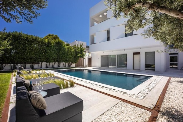 Outdoor pool, open 10:00 AM to 7:00 PM, pool loungers