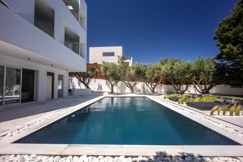 outdoor pool, open 10:00 am to 7:00 pm, pool loungers