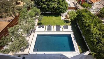 Piscine extérieure, chaises longues