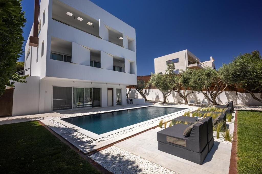 outdoor pool, open 10:00 am to 7:00 pm, pool loungers