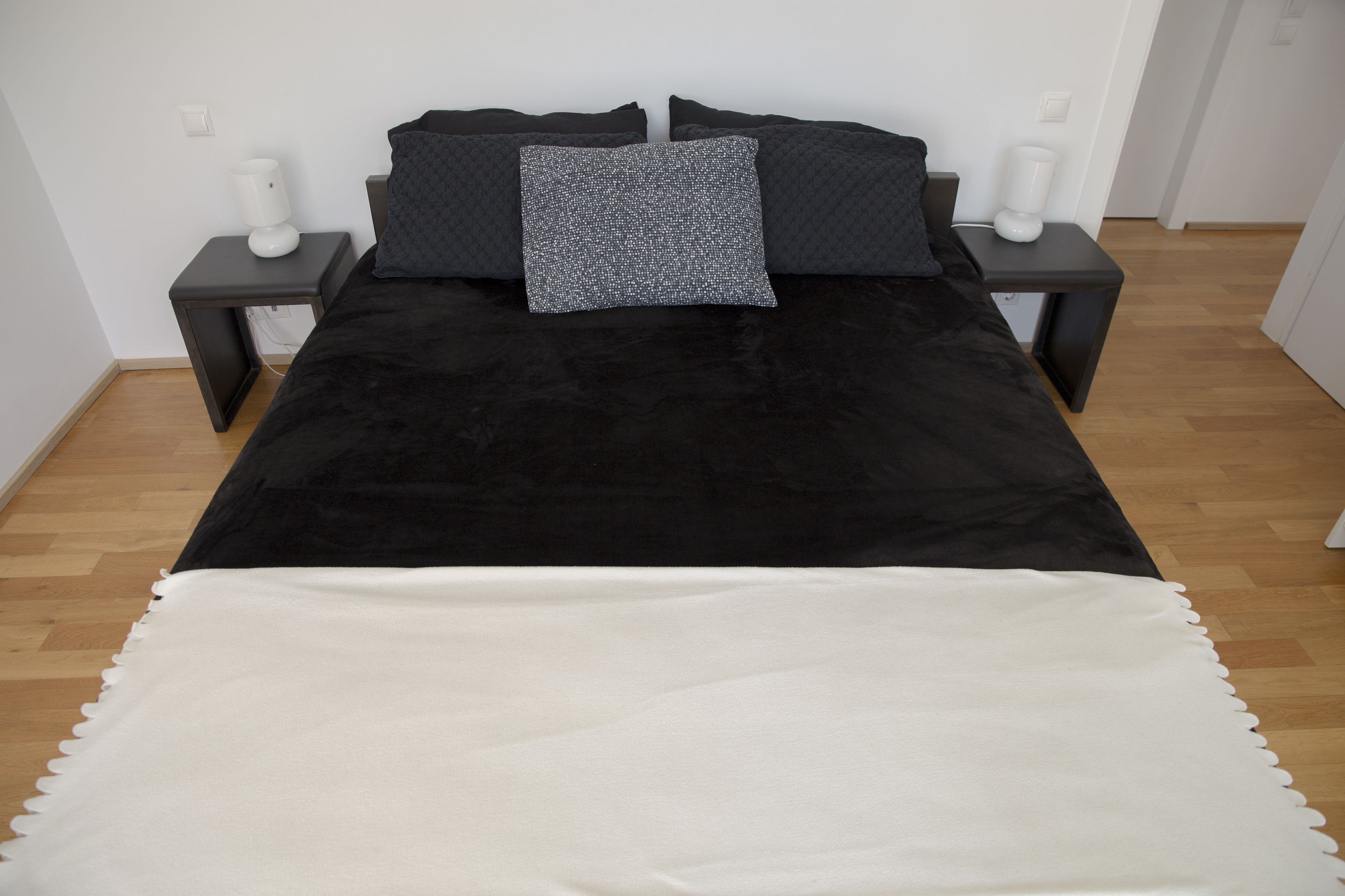 deluxe apartment, partial sea view | 2 bedrooms, free minibar, desk, soundproofing