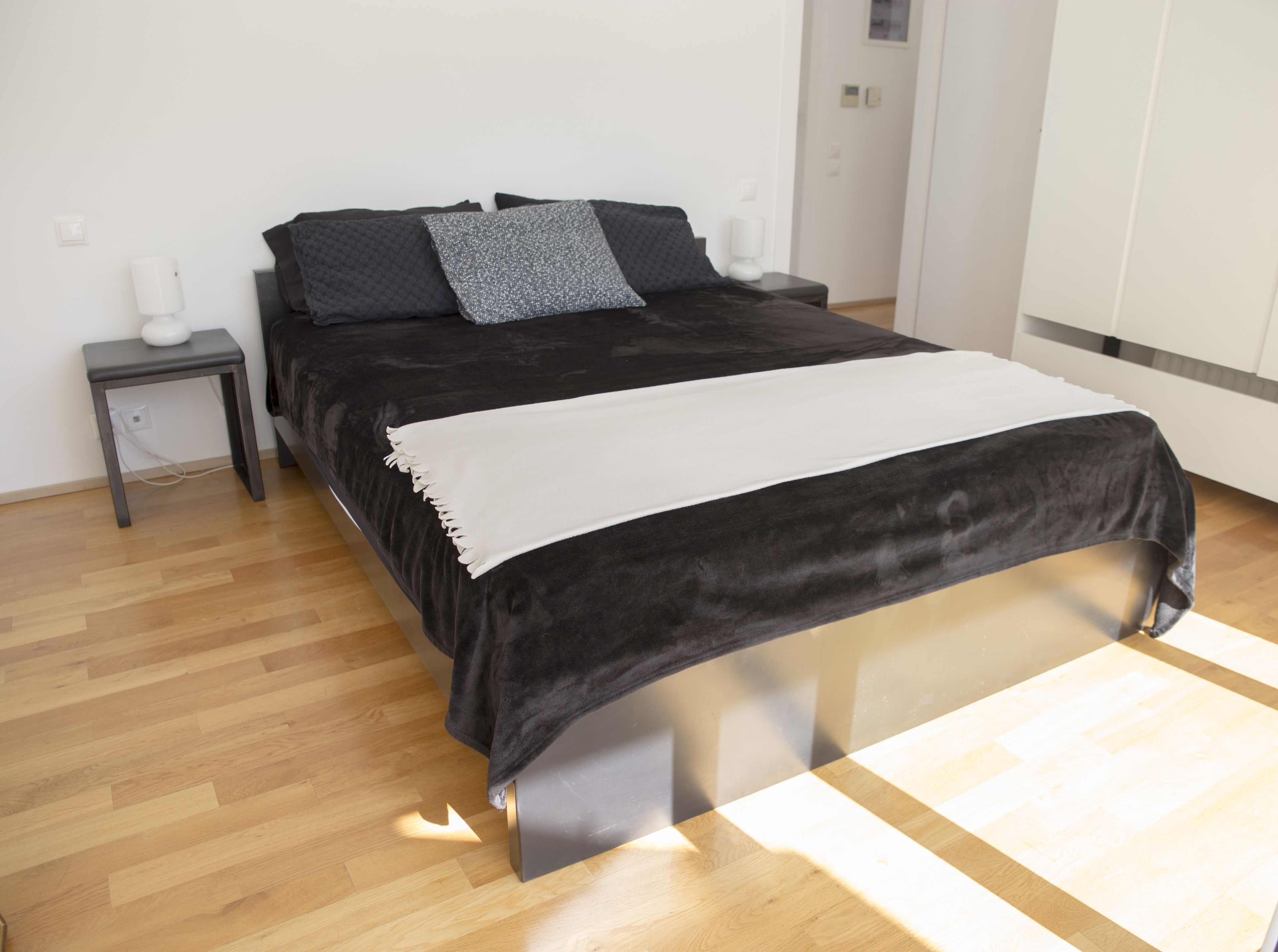 deluxe apartment, partial sea view | 2 bedrooms, free minibar, desk, soundproofing