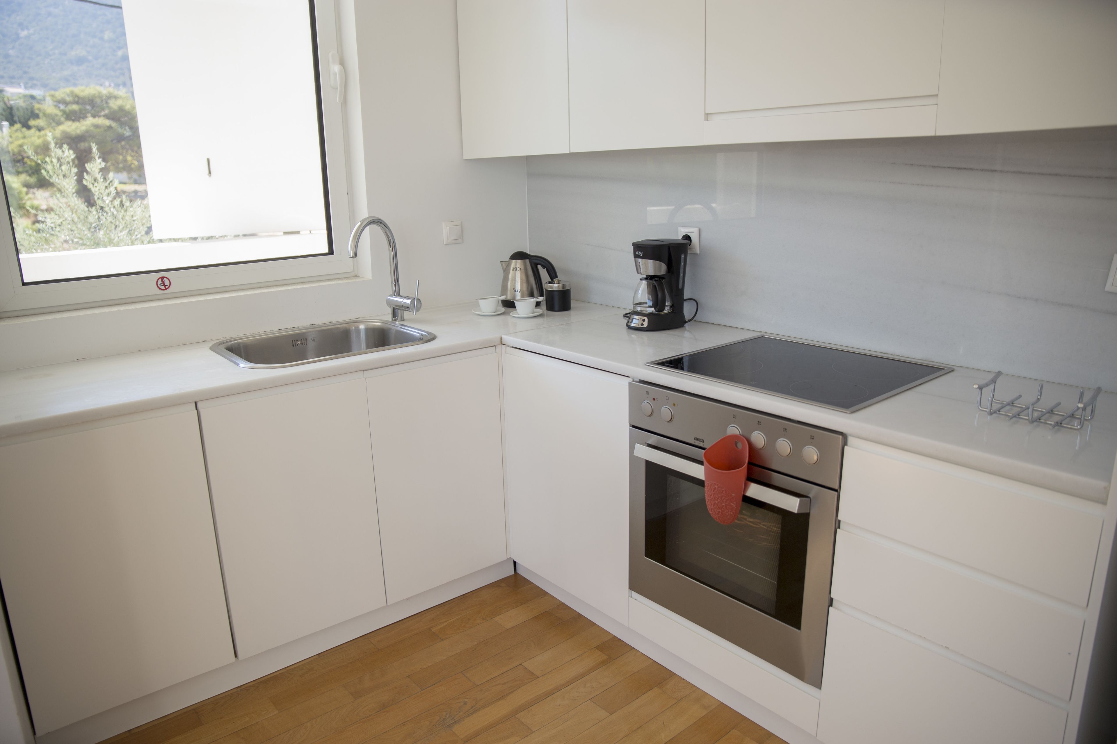 deluxe apartment, partial sea view | private kitchen | coffee/tea maker