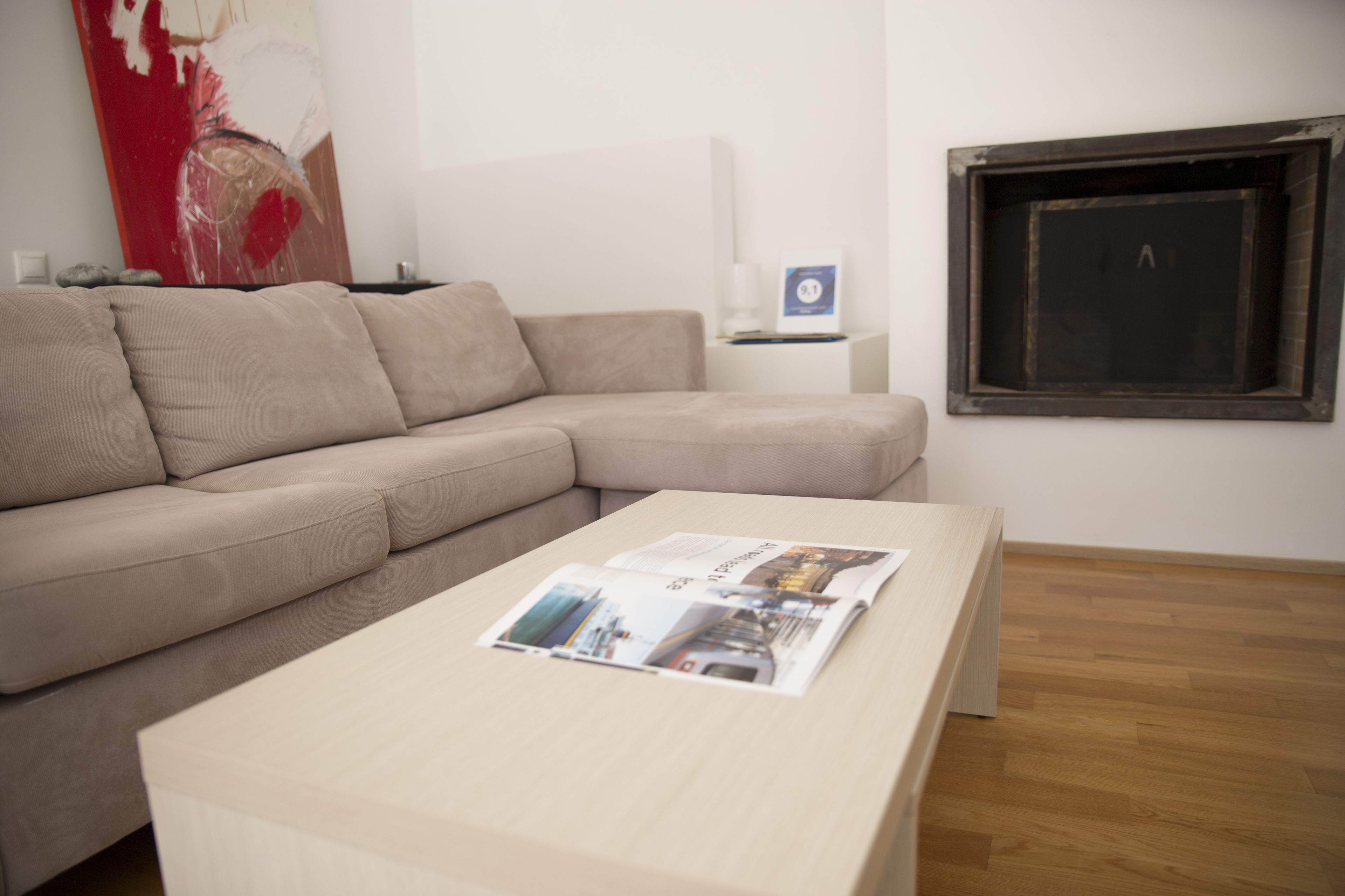 deluxe apartment, garden view | living room | flat-screen tv