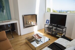 华丽公寓, 部分海景 | 客厅 | 平板电视