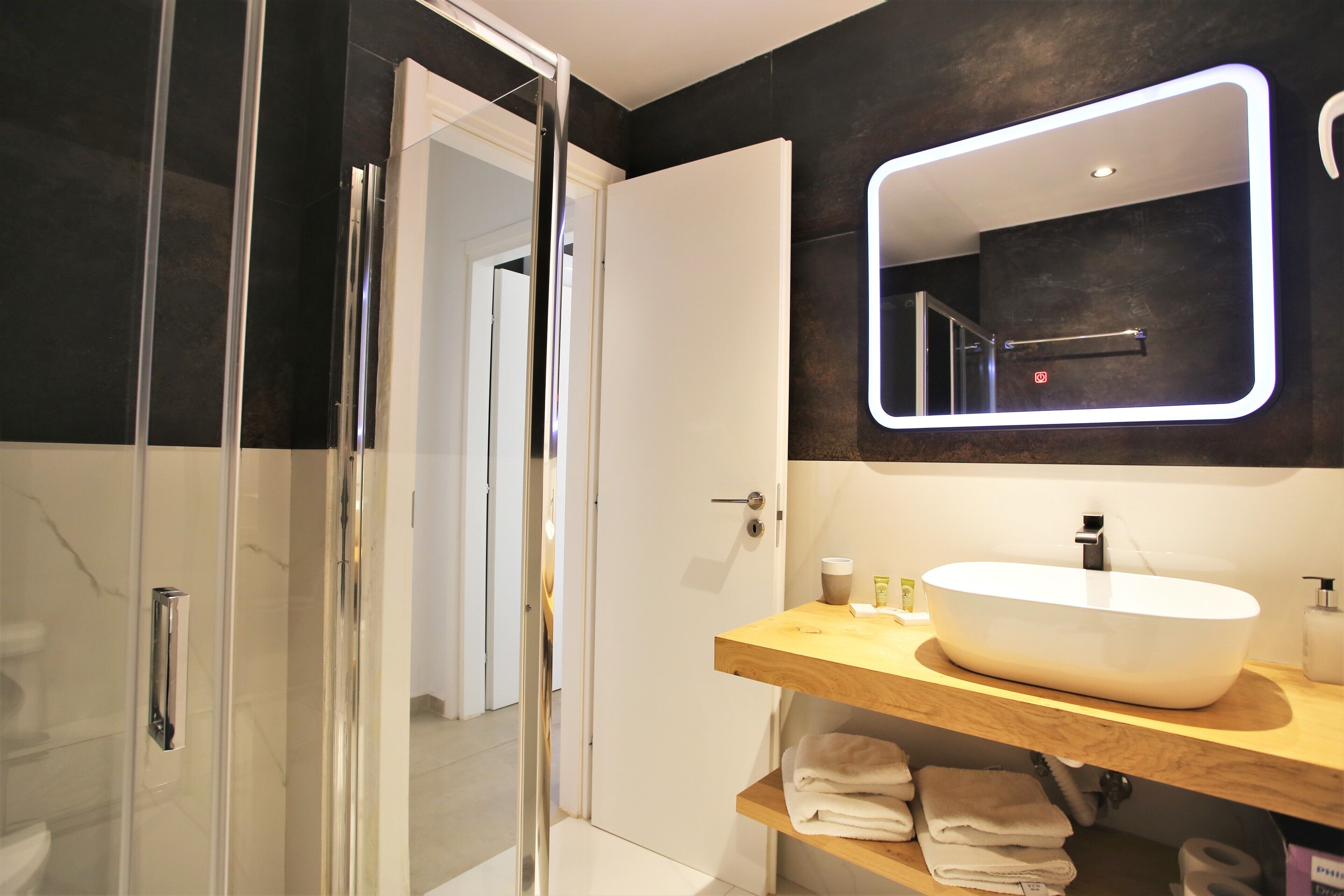 Deluxe-Apartment, 1 Schlafzimmer | Badezimmer | Dusche, kostenlose Toilettenartikel, Haartrockner, Handtücher