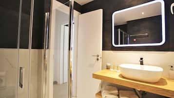 Deluxe Apartment, 1 Bedroom | Bathroom | Shower, free toiletries, hair dryer, towels