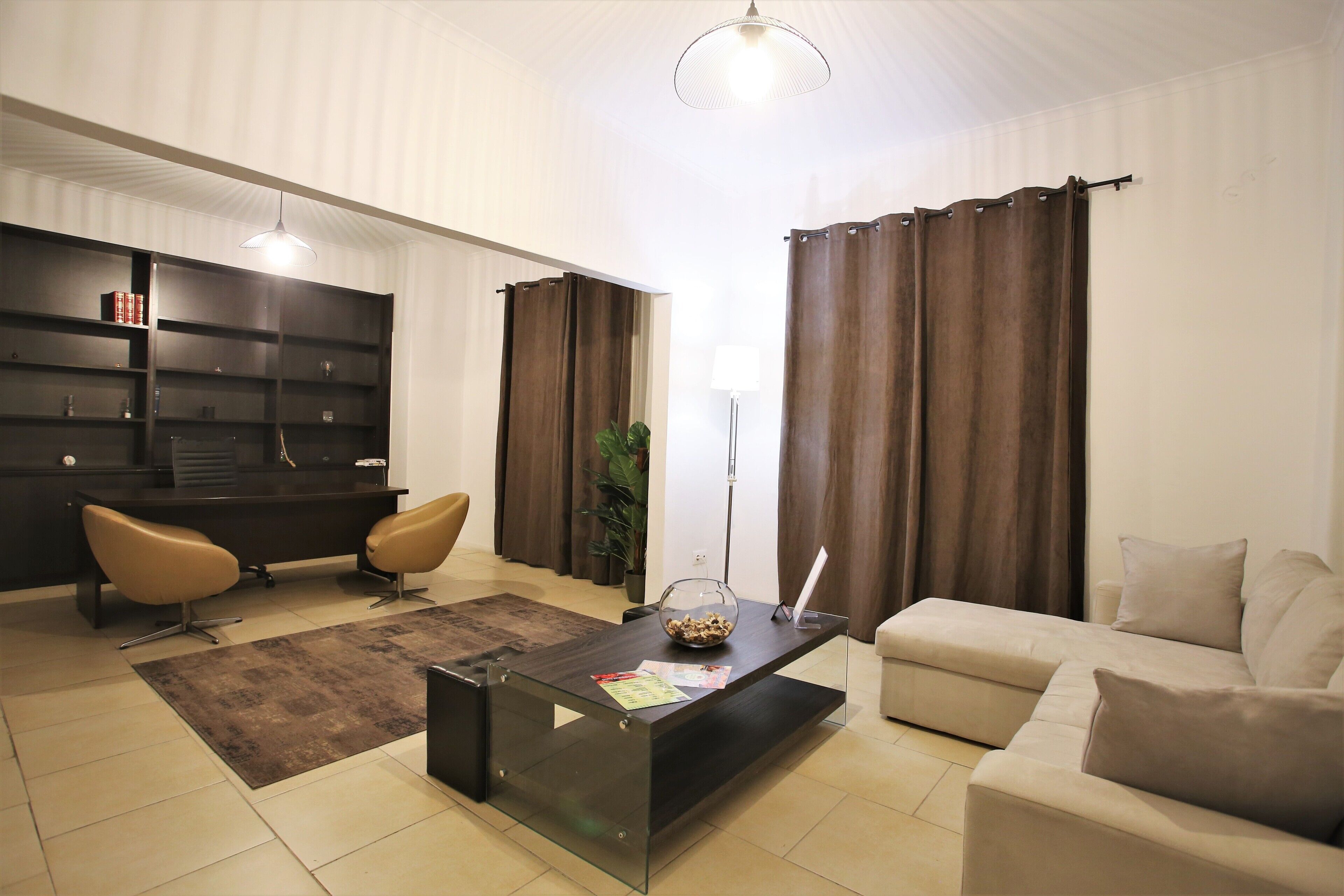 商务套房, 1 间卧室 | 起居区 | 25-英寸LED 电视 （配备有线频道）、电视