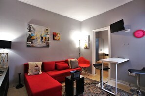 تجهيزات عازلة للصوت ومكواة/لوح كي وواي فاي مجانًا وملاءات أسرّة