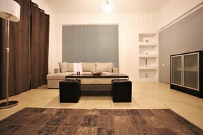 Business Suite, 1 Bedroom | Living area