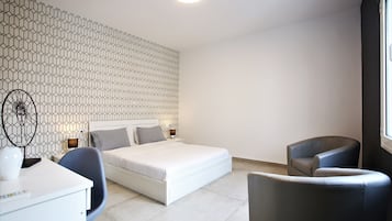 Deluxe-huoneisto, 1 makuuhuone | Äänieristys, silitysrauta/-lauta, ilmainen Wi-Fi, vuodevaatteet