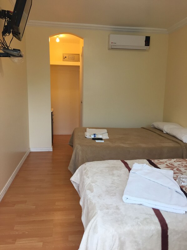 Minibar, caja de seguridad en la habitación y escritorio 