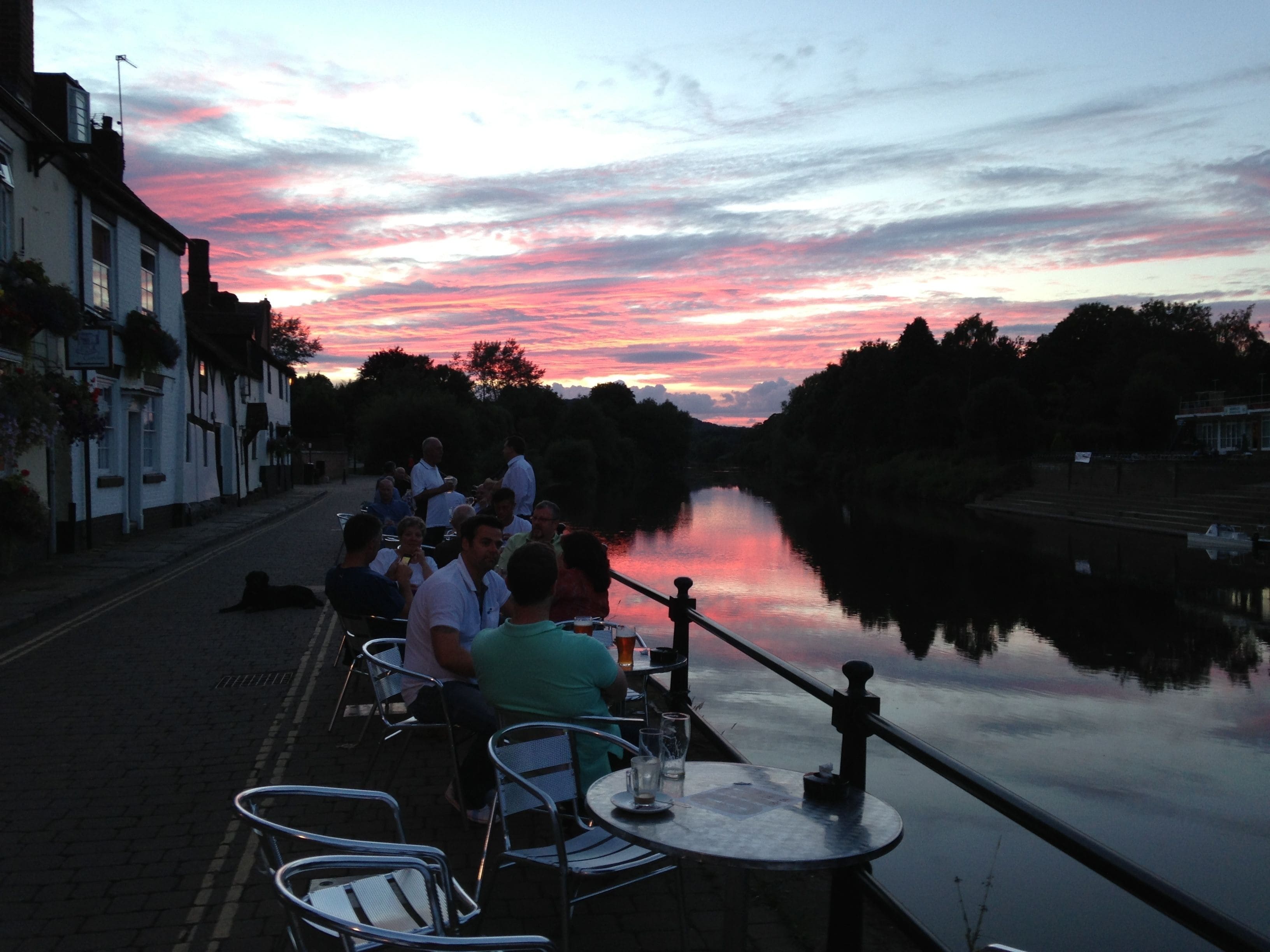 Mặt tiền nơi lưu trú - ban đêm