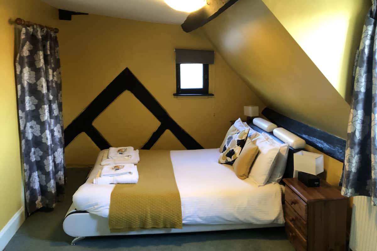 Kamar | Tirai kedap cahaya, setrika/meja setrika, Wi-Fi gratis, dan seprai linen