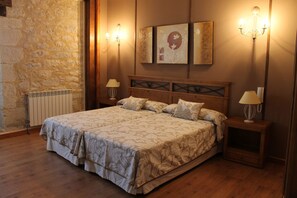 Desk, blackout curtains, free WiFi, bed sheets - Hotel Restaurante Rural Las Baronas (Santa Cruz de la Salceda)