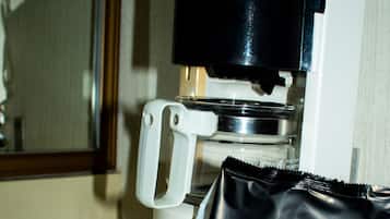 Een bureau, een strijkplank/strijkijzer, gratis wifi