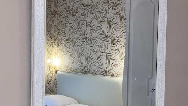 Minibar, in-room safe, desk, soundproofing - B&B Partenopeo (Naples)