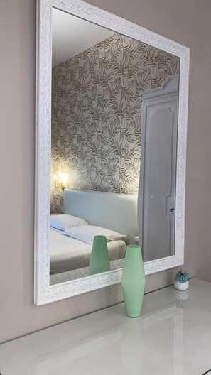 Minibar, in-room safe, desk, soundproofing - B&B Partenopeo (Naples)