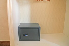 Minibar, in-room safe, desk, soundproofing - B&B Partenopeo (Naples)