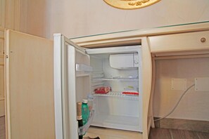 迷你吧、房內夾萬、書桌、隔音