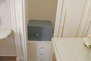 Exclusive Double Room, 1 King Bed, Balcony, City View | Room amenity