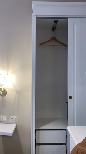 Minibar, caja de seguridad en la habitación y escritorio 