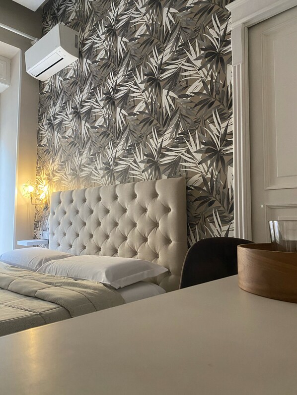 尊尚雙人房, 1 張特大雙人床, 露台, 城市景 | 迷你吧、房內夾萬、書桌、隔音