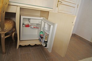 Habitación exclusiva doble, 1 cama de matrimonio grande, balcón, vistas a la ciudad | Servicio de la habitación