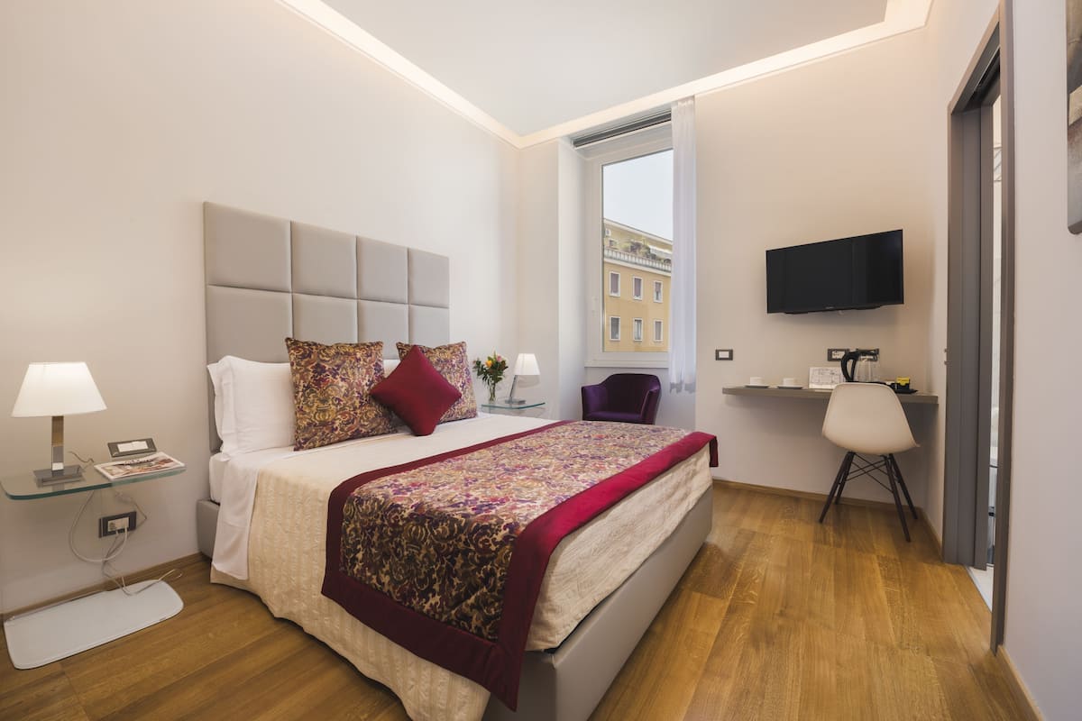 Doppia Deluxe, 1 letto queen, accessibile ai disabili, vista città | Biancheria da letto di alta qualità, minibar, una cassaforte in camera